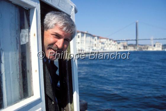 turquie istanbul 18.jpg - PÍcheur turc naviguant sur le BosphoreIstanbul, Turquie